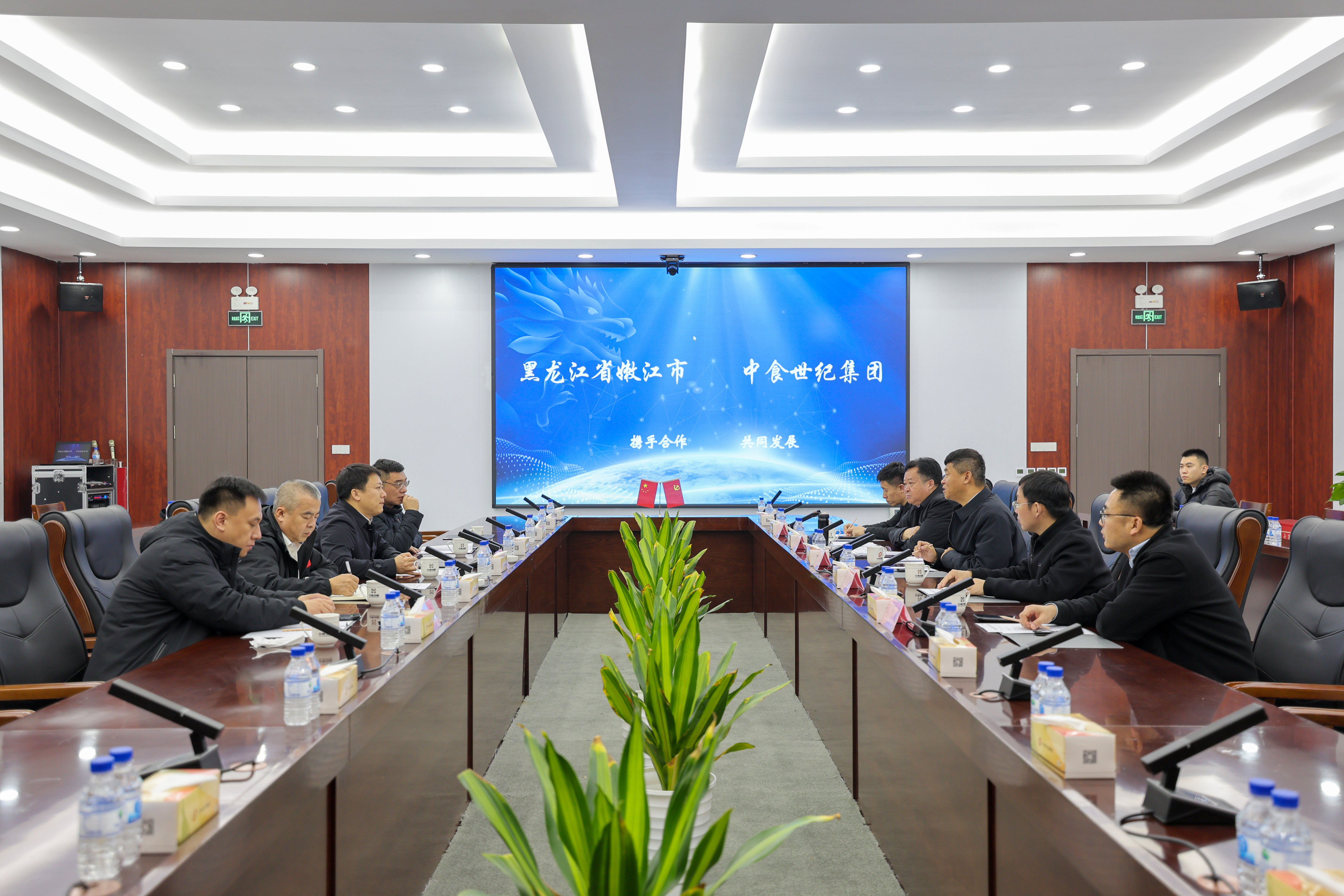 王文亮與嫩江市委副書記、市長孫建龍?jiān)诰┡e行工作會(huì)談，嫩江市常務(wù)副市長卜學(xué)強(qiáng)，集團(tuán)總經(jīng)理蘇德庫參加會(huì)談