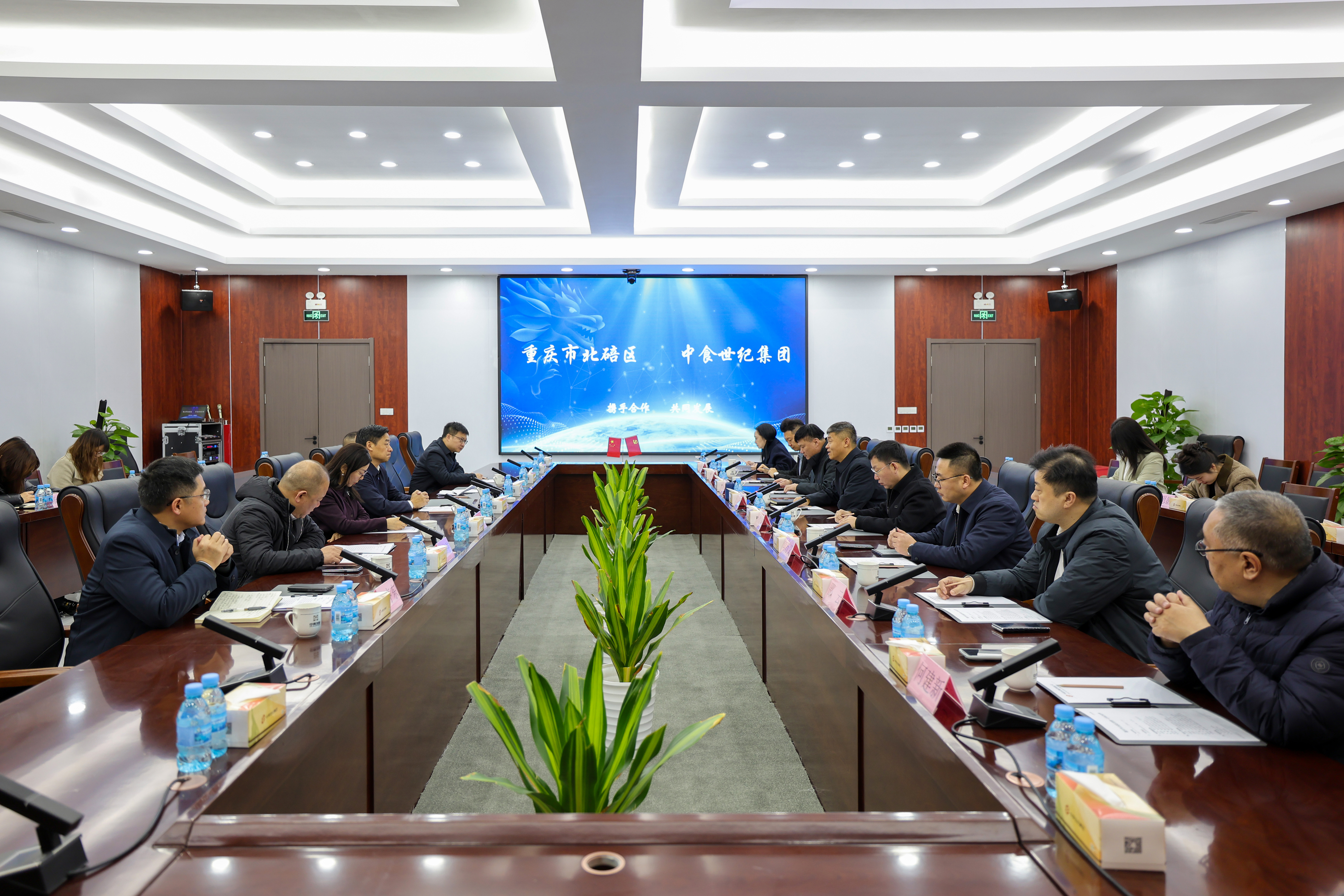 王文亮與重慶市北碚區(qū)委副書記、區(qū)長卓大林會(huì)談，蘇德庫參加會(huì)談