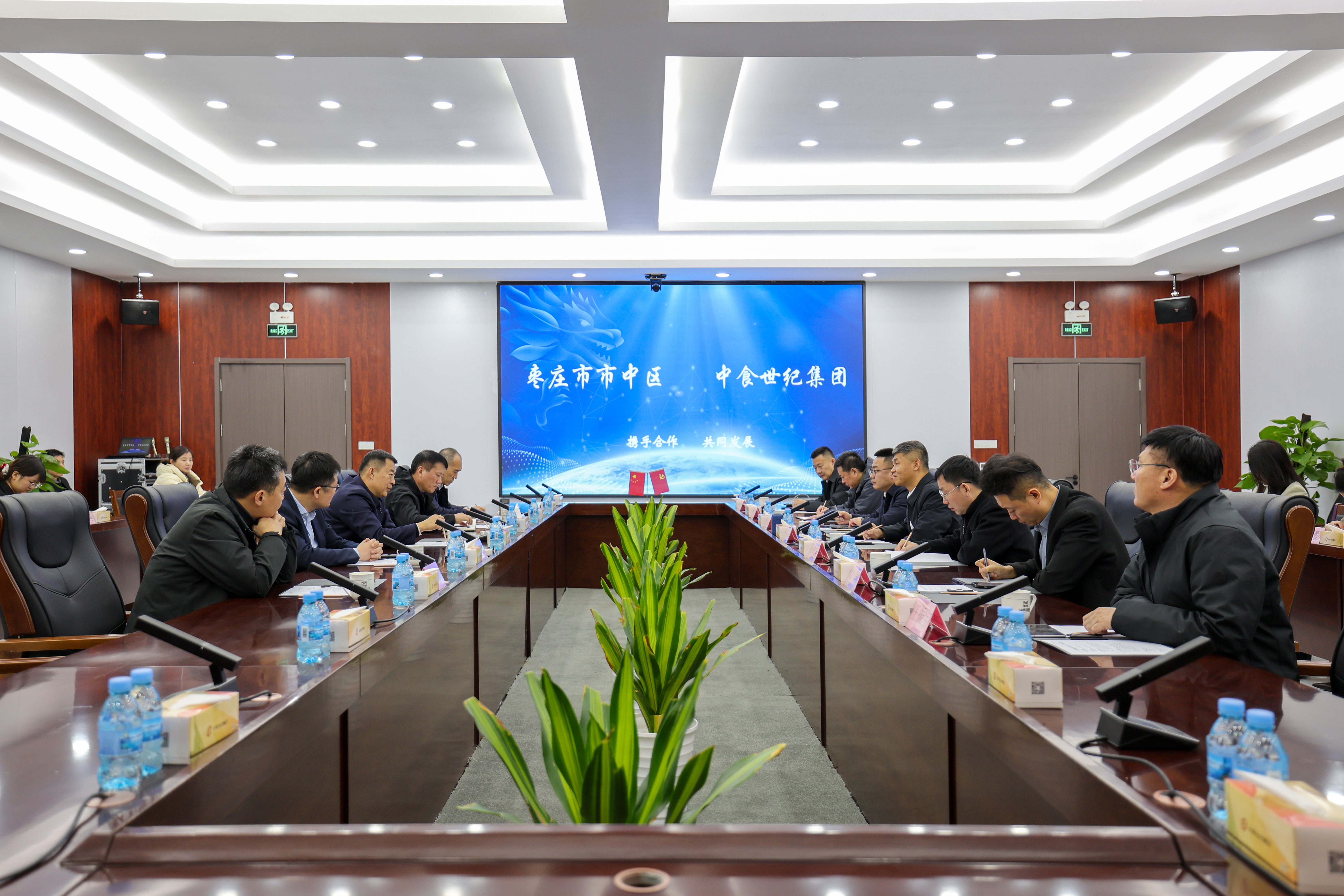 王文亮與棗莊市市中區(qū)委書記韓耀輝，棗莊經(jīng)濟(jì)開發(fā)區(qū)黨工委書記、管委會(huì)主任高召軍會(huì)談，蘇德庫參加會(huì)談